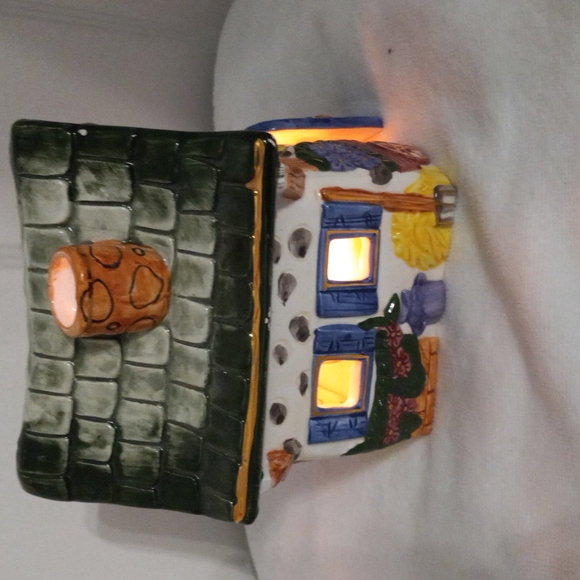 Two Cosy Cottages W/Easter Set Up - Picture 7 of 8